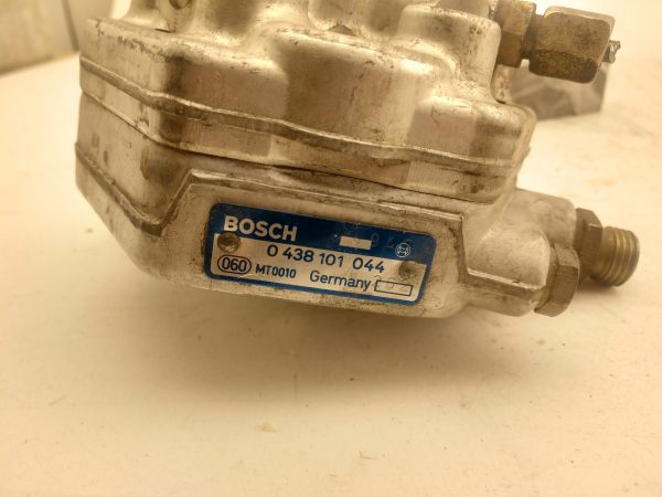 90-93 Mercedes Benz R129 SL500 300CE Fuel Distributor 0438101044 - Image 2