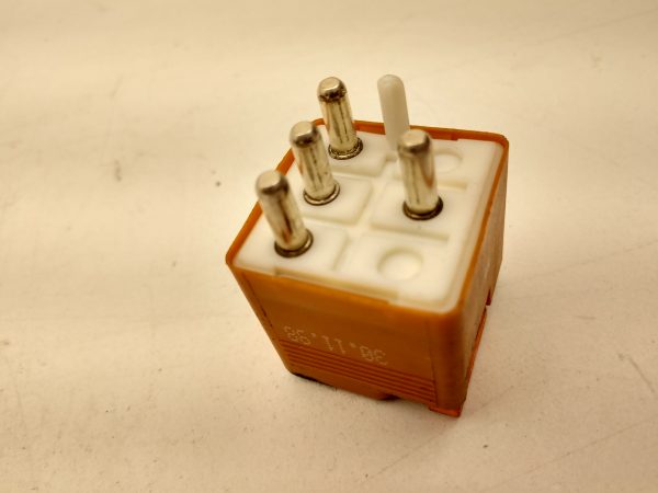 Mercedes W124 R129 SL500 SL320 SL600 Aux Relay 0015429719 - Image 4